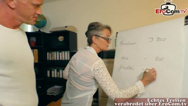 Bürosex beim Rollenspiel mit alter deutscher Frau
