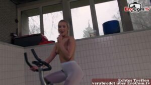 Blondes Fitness Girl Cecilia Scott im Gym gefickt