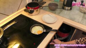 Versaute Teen isst Sperma serviert auf einem Ei