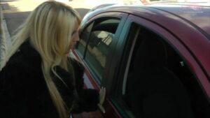 Blonde Hure Julietta Sanchez im Auto anal gefickt